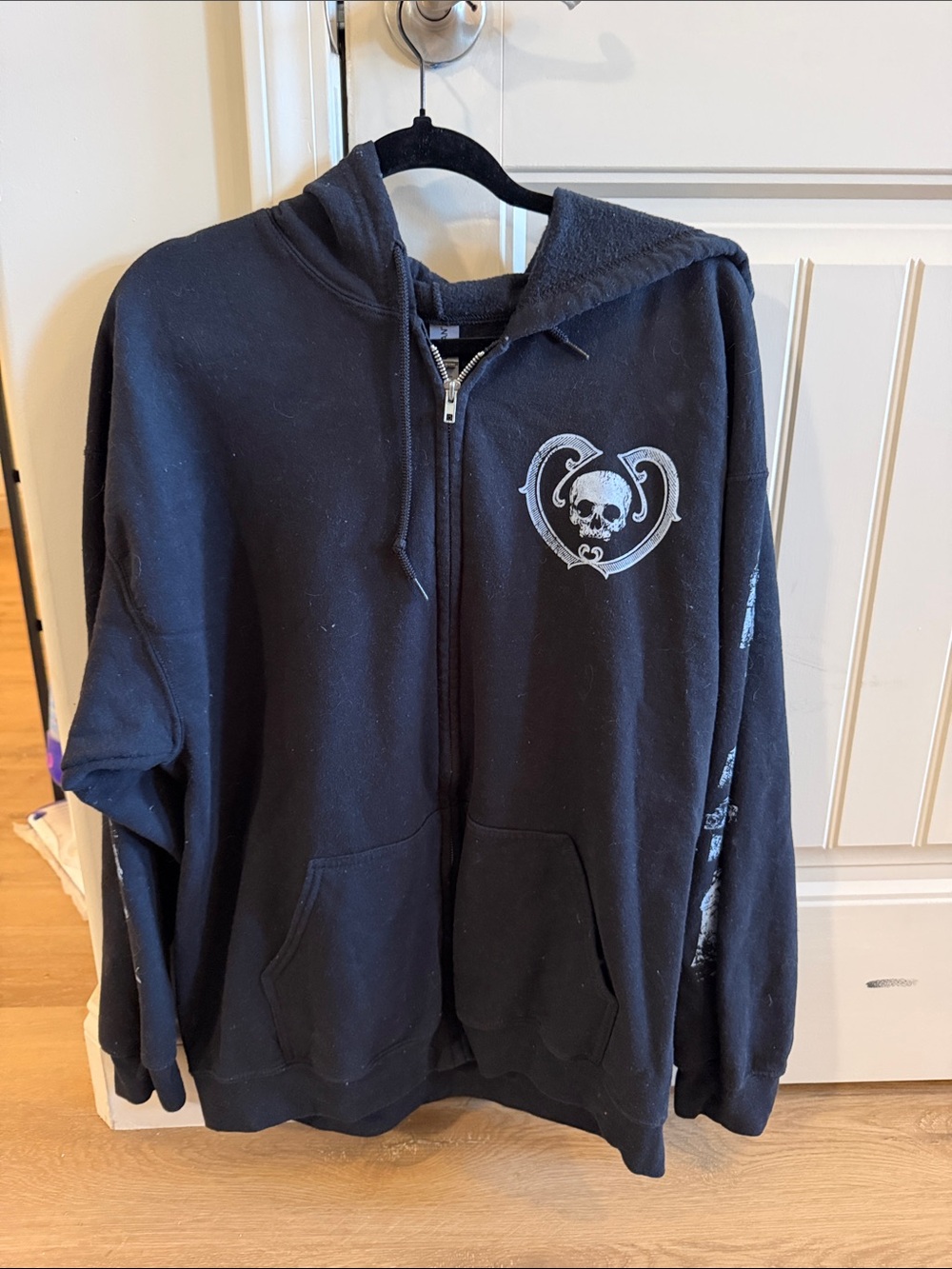 Gildan Black Zip-Up Hoodie with White Skull Heart Graphic
